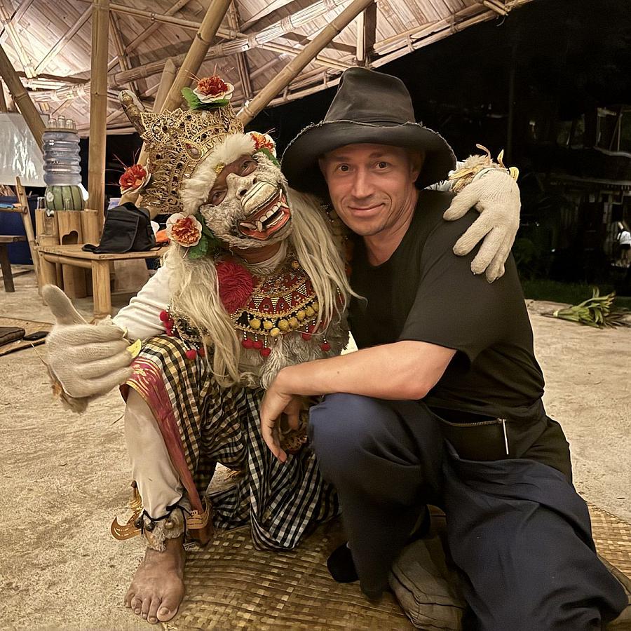 Ю.Логинов со звездой Kecak (ритуальный хоровой танец-транс) в Green School