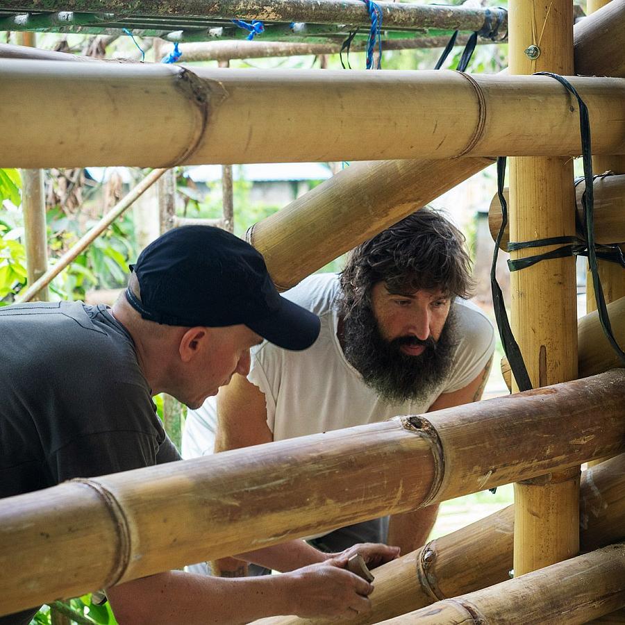 Командная работа по сборке бамбуковой колоны